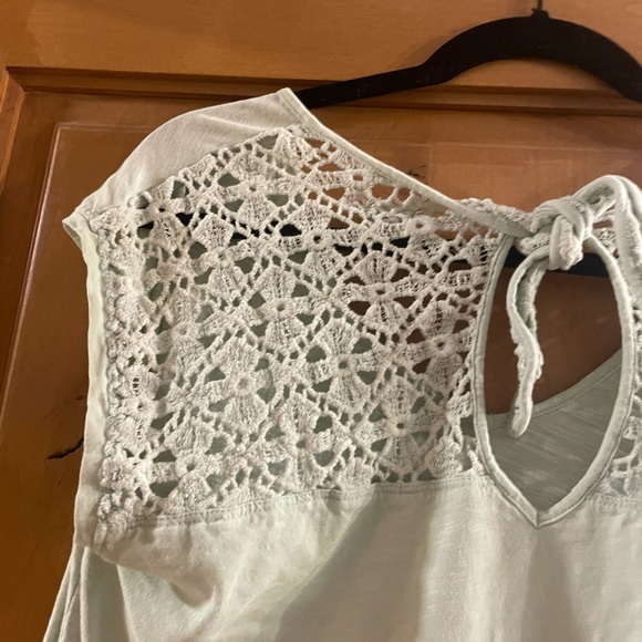 Aerie tee with a detailed back - Picture 3 of 3